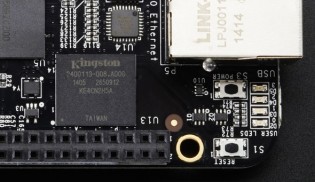 O silk U13 foi deixado invertido para podermos ver o nome do fabricante, "Kingstone".