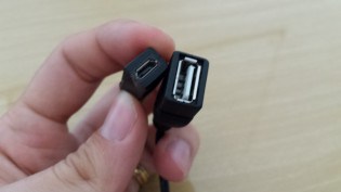 Outra vista mostrando a perspectiva de corte do conector microUSB fêmea.