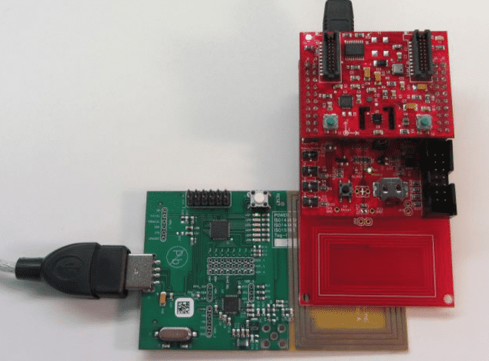 Comunicação de dados entre os Kits TRF7970AEVM e RF430FRL152HEVM.