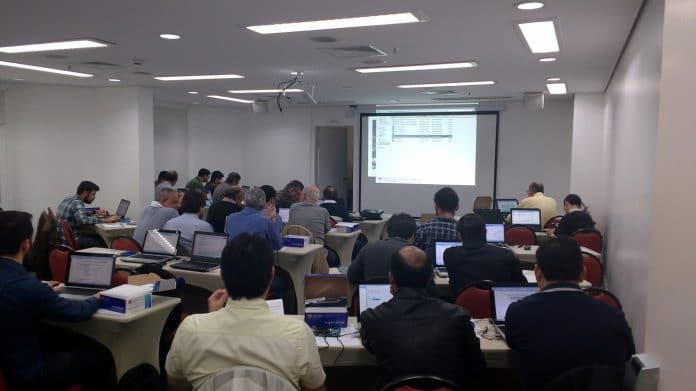 Participantes desenvolvendo as atividades de laboratório no DevCon