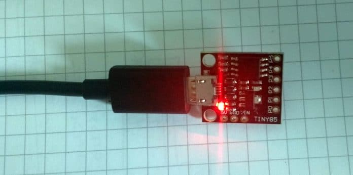 Placa ATtiny85 Digispark conectada no computador