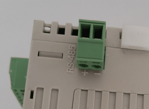 Terminais RS-485 "+" e "-" encontrados em um CLP Delta.