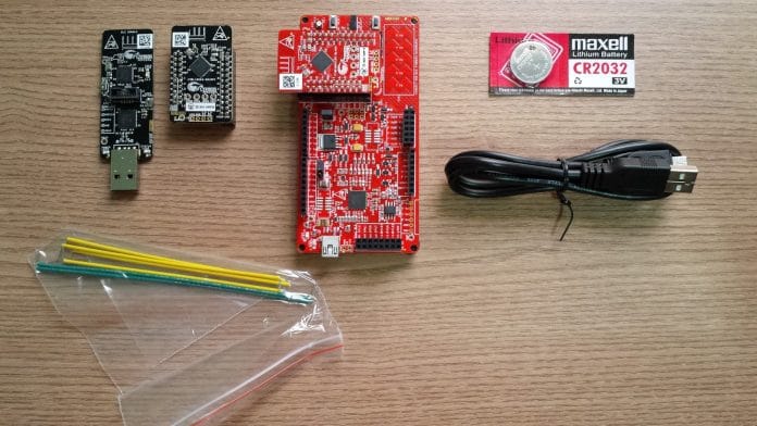 Elementos do Kit CY8CKIT-042-BLE em separado.