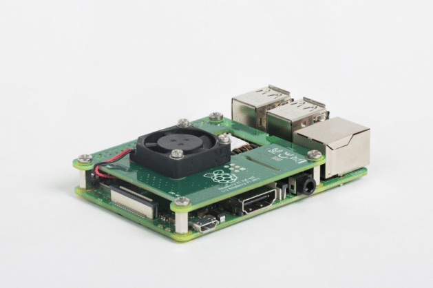O Raspberry Pi PoE HAT e a nova Raspberry Pi 3 Modelo B+.