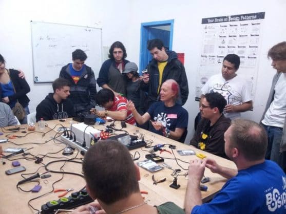Workshop de solda no Garoa Hacker Clube, em São Paulo