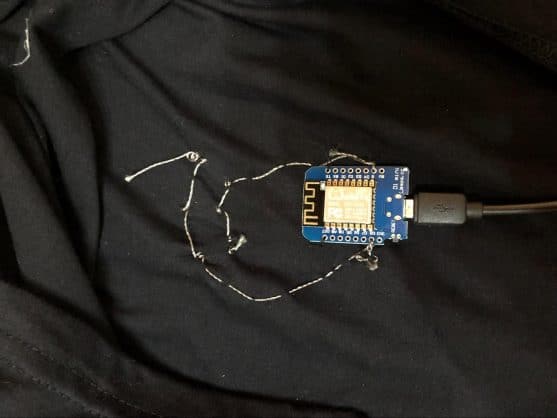 Wemos D1 Mini no interior da camiseta, responsável por acionar os LEDs e comunicar-se com o servidor.