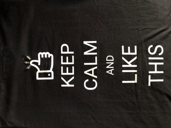 Camiseta com LEDs que acendem quando uma determinada página do Facebook recebe um novo like.